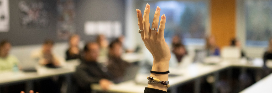 Mädchen, welches die Hand aufstreckt.